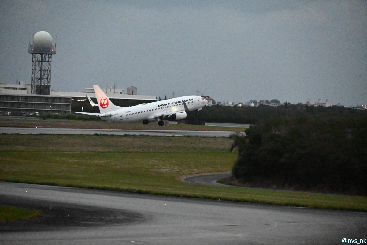 宮古空港を離陸して那覇へ向かう飛行機の写真。本来私が乗りたかった便である。