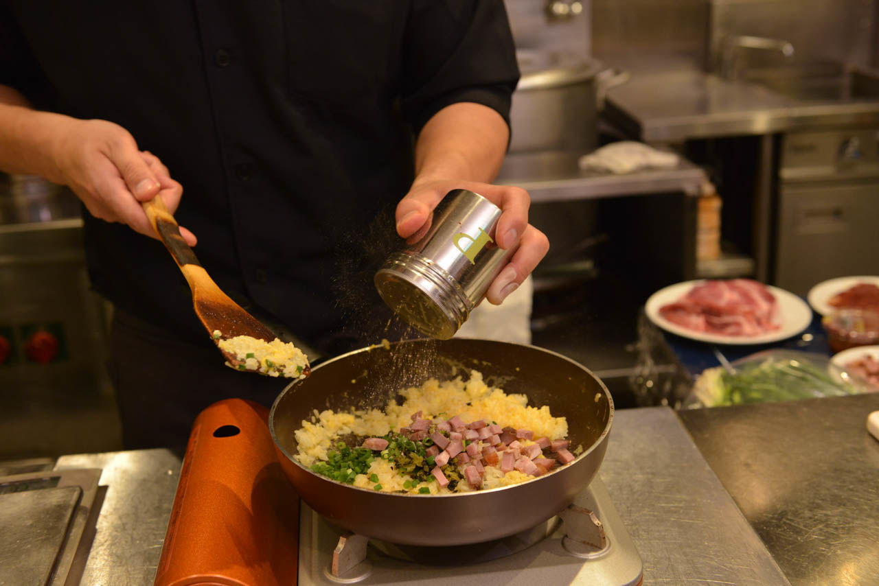 四川料理のスゴい人 家庭のキッチンの火力で プロ並みのチャーハン をつくる方法 メシ通 ホットペッパーグルメ