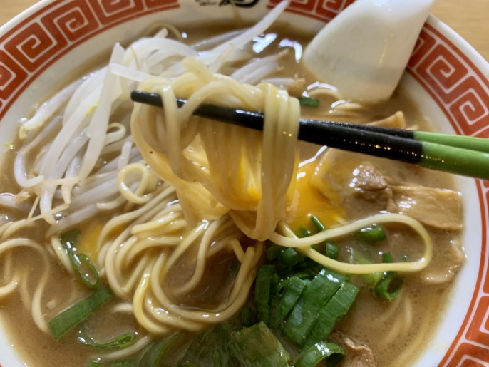 王王軒 宅麺 徳島ラーメン 卵からめ