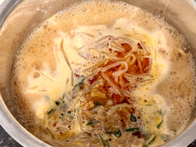 キンレイ お水がいらない 台湾ラーメン 調理２