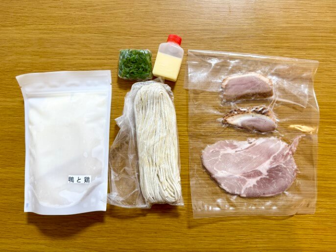 とみ田 通販 お取り寄せ テイクアウト 年越し 鴨と鶏の白湯らぁめん 中身