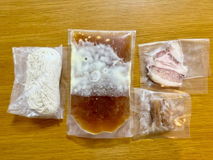 麺や維新 通販 お取り寄せ 宅麺 醤油らぁ麺 中身