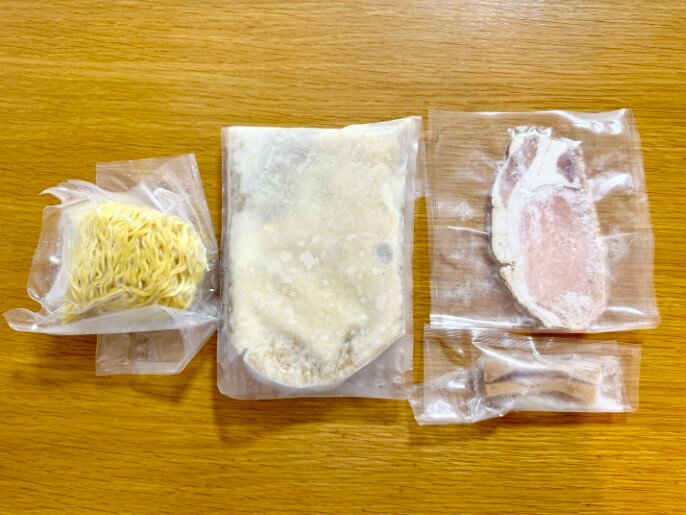 彩未 宅麺  味噌ラーメン 中身