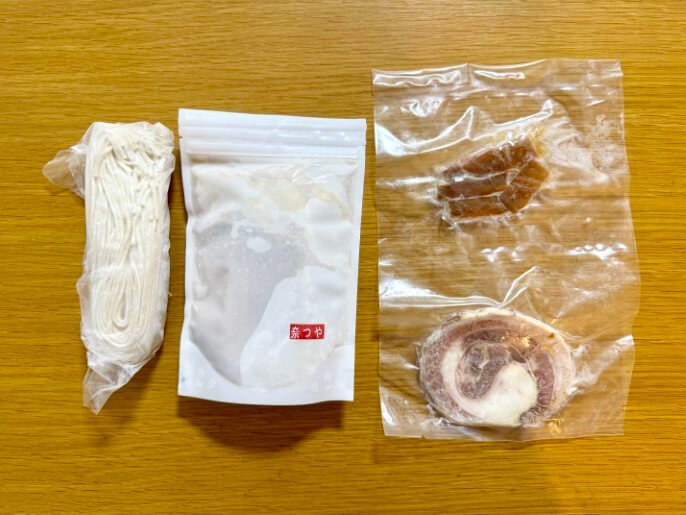 奈つやの中華そば 中華蕎麦とみ田 煮濁し白湯そば 中身