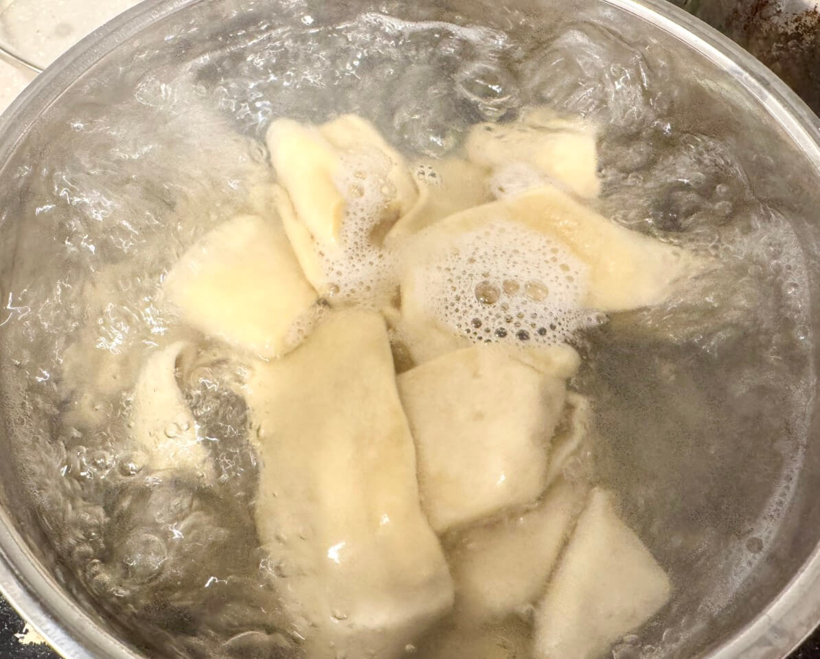 麺をゆでている写真