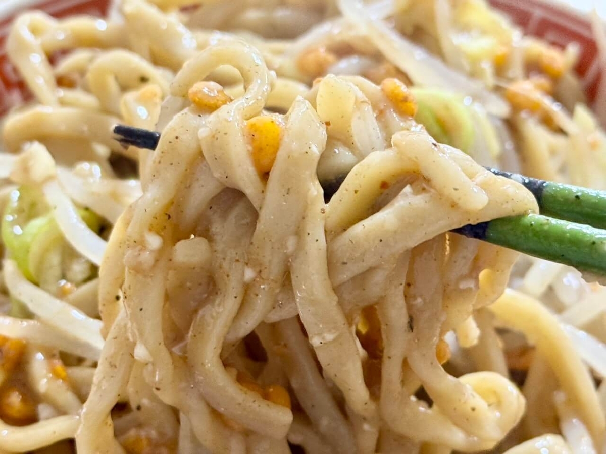 混ぜたあとの麺の写真