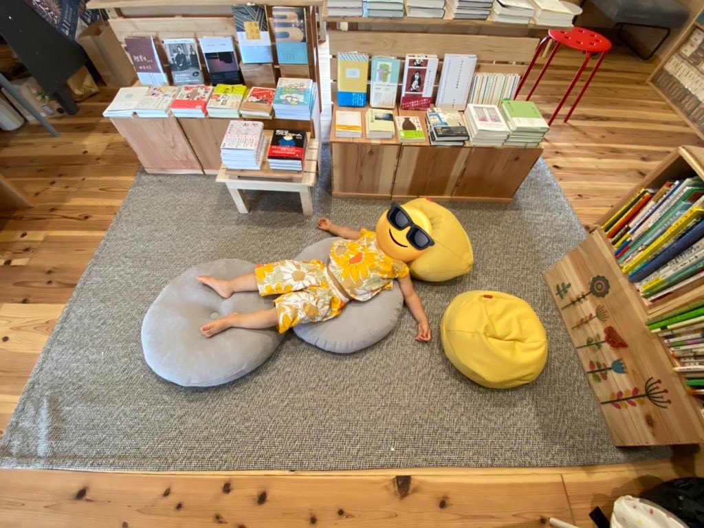 本屋内で寝る娘