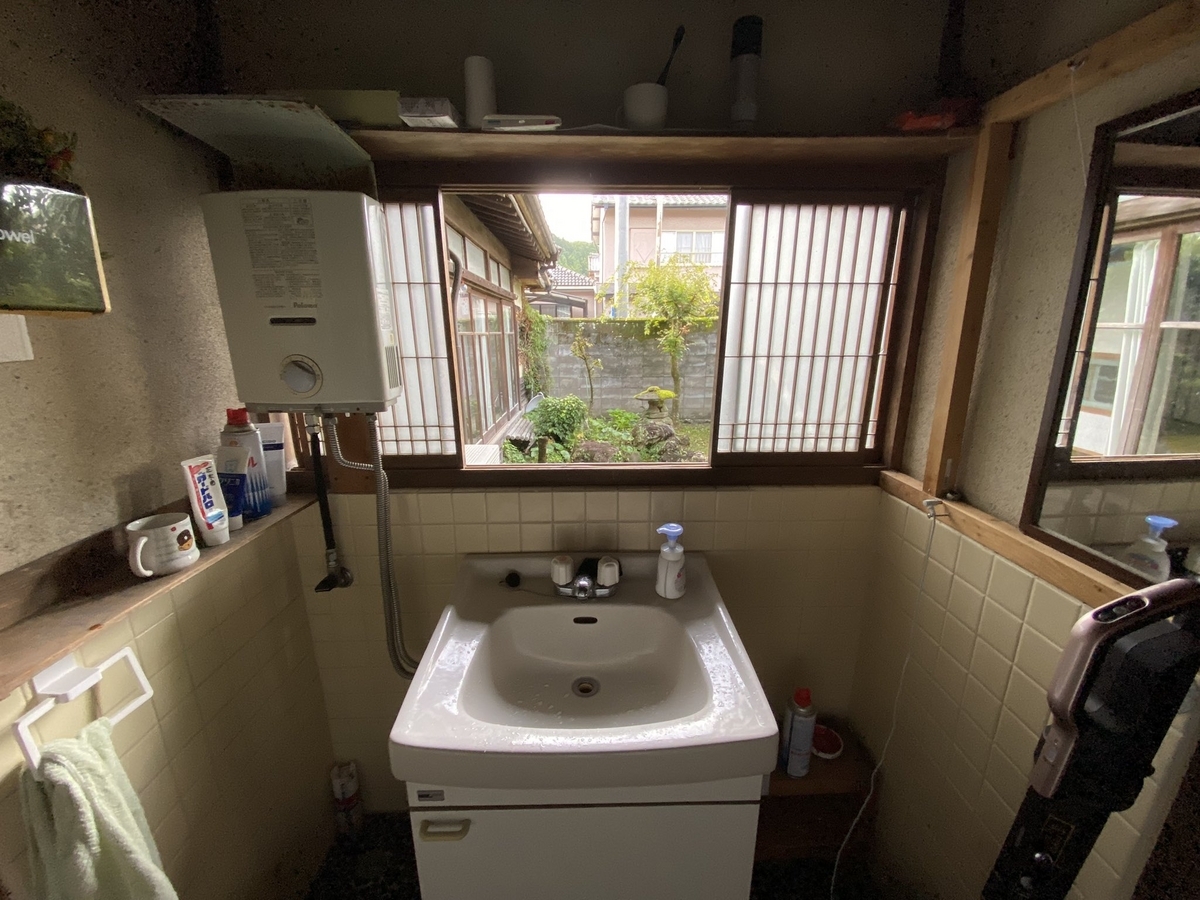 庭を眺めながら歯を磨くことができる贅沢な洗面台