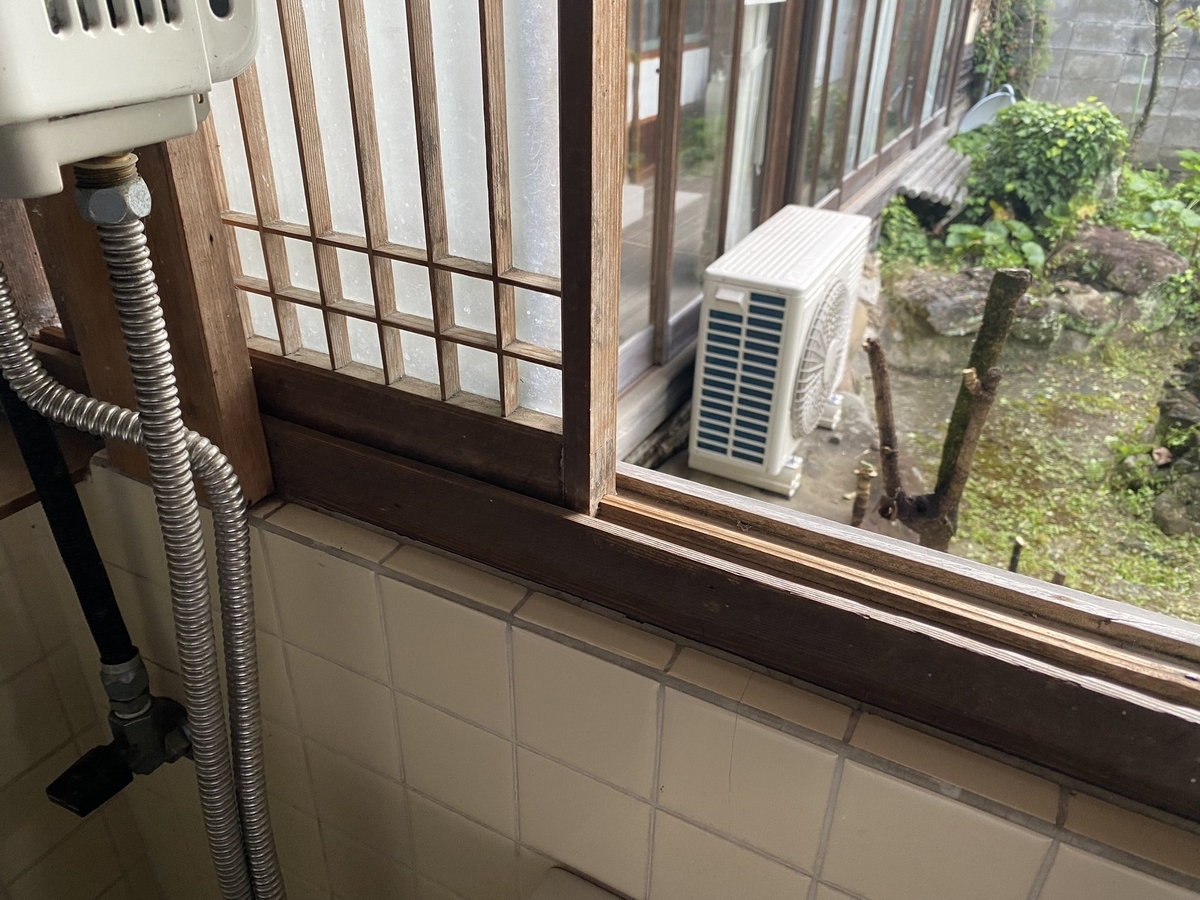 洗面台のすぐ前の建具