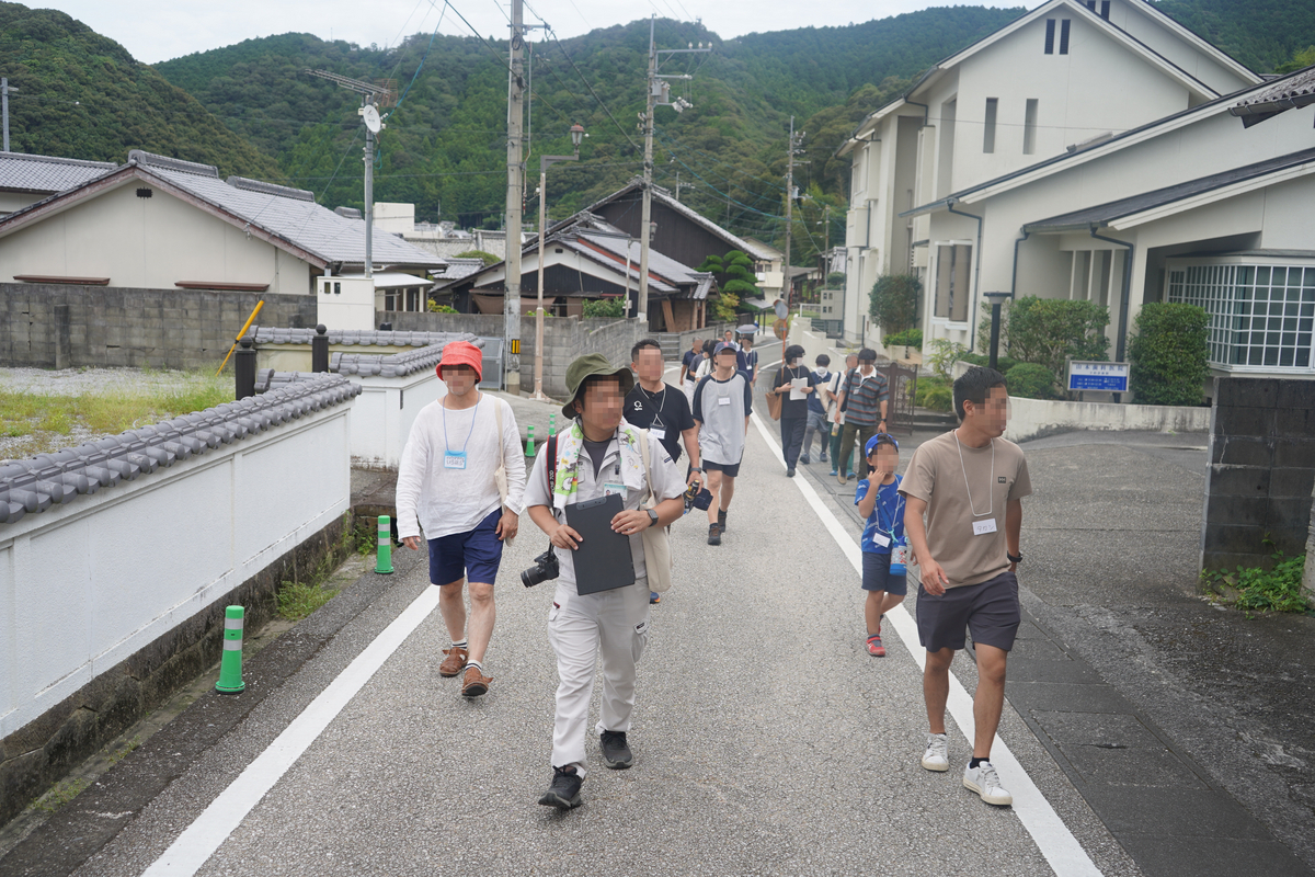 松丸の旧街道はゆるやかな坂道