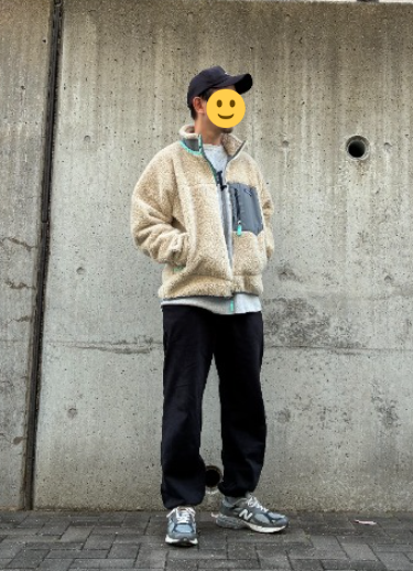 ロサンゼルスアパレルの黒スウェットパンツとレトロXの冬コーデ 176cmの男性がロサンゼルスアパレルの黒スウェットパンツを着用し、レトロXと合わせた冬のコーディネート例。サイズ感レビュー用の全身写真。