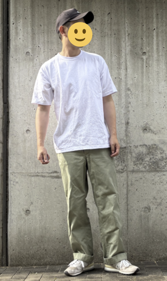 PRO CLUBのTシャツとカーキパンツ