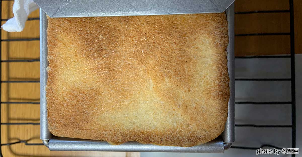 上から見た食パン型。食パンが入っている。
