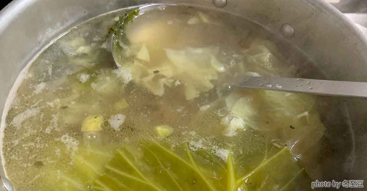 鍋の中のスープ。おたまもある。