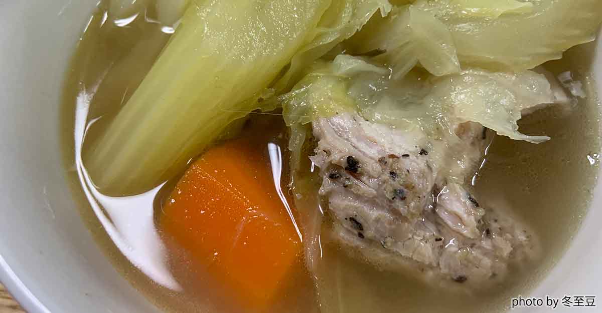 スープ皿に入った肉とセロリとにんじんとスープ。