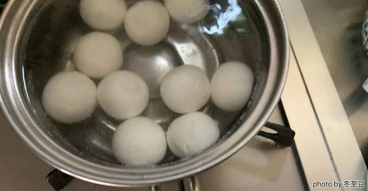 鍋の中に入った湯円１０個。
