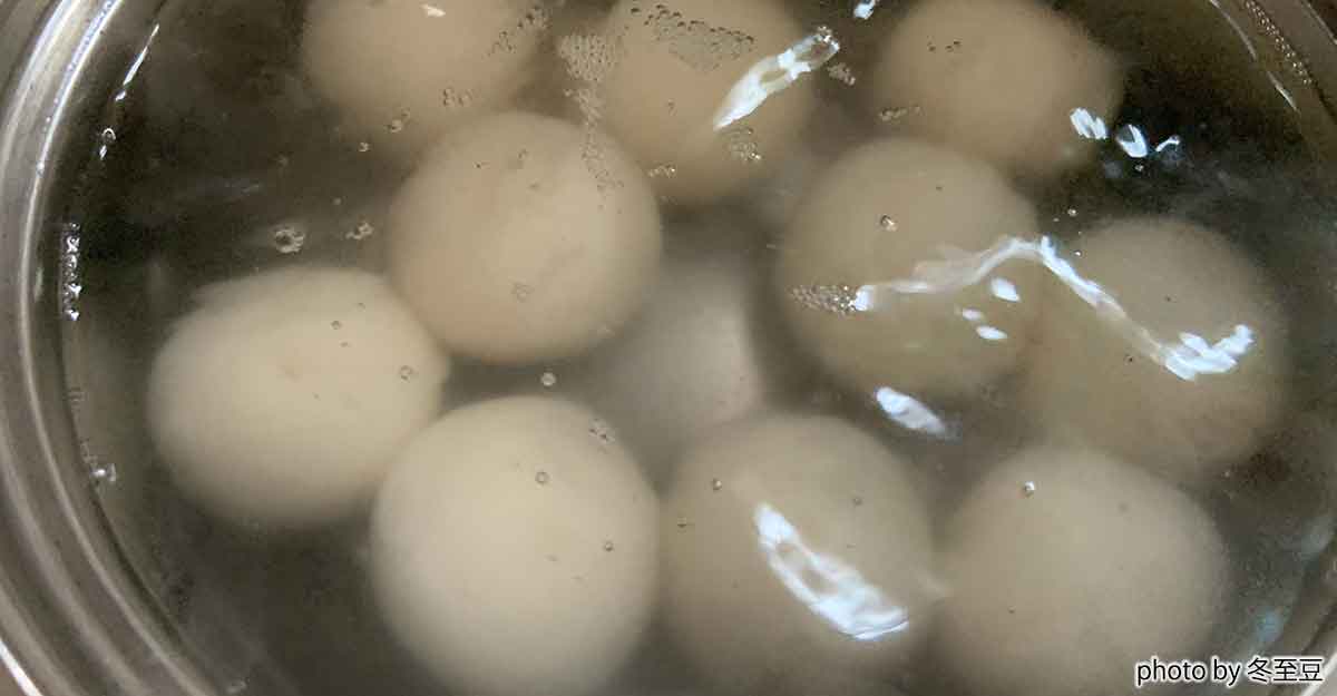 だんごからデンプンが落ちてツヤツヤになったゆで湯の中の湯円。
