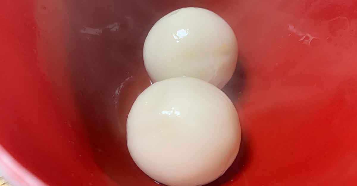 赤いおわんに入った湯円２個。