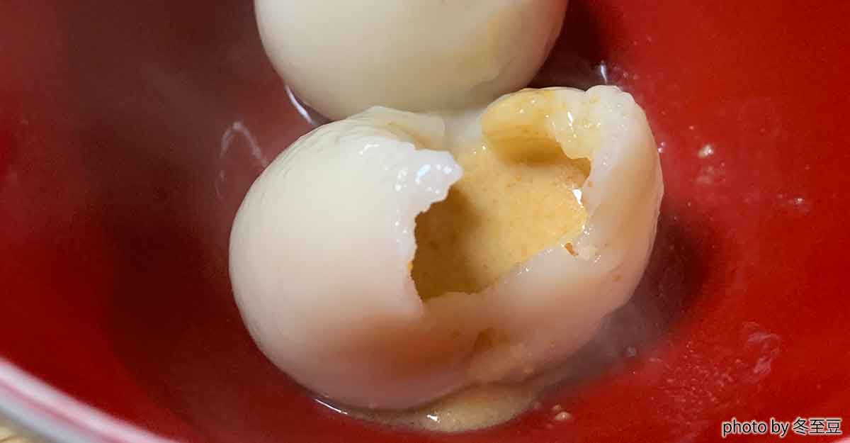 割った湯円の中からピーナッツ餡がとろけている。