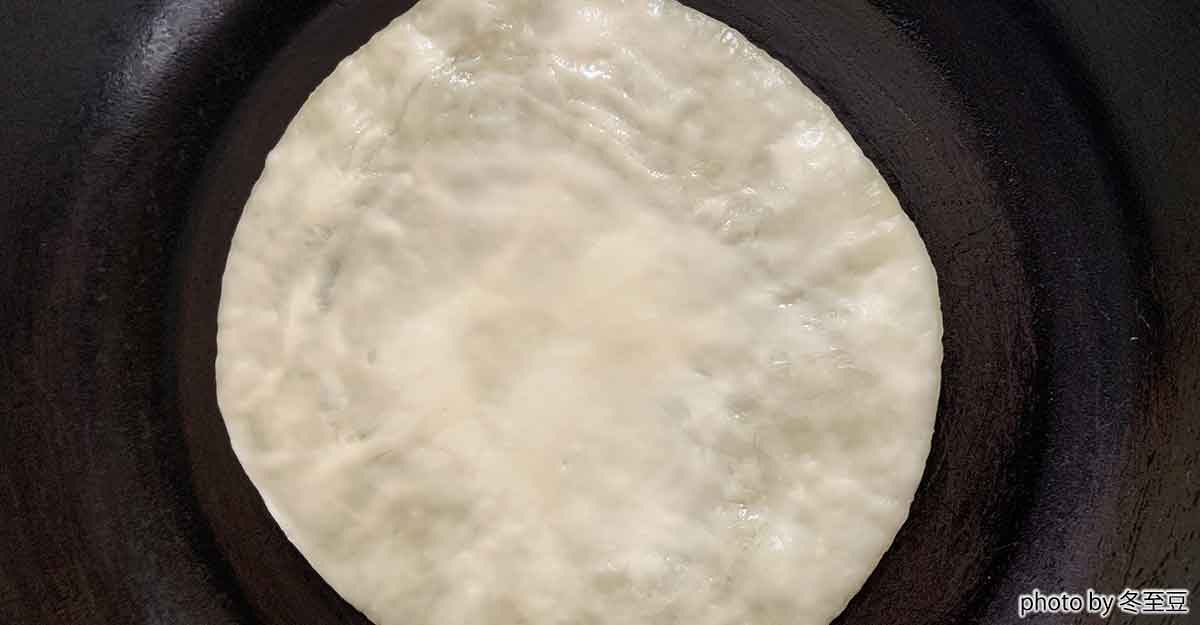 焼けてきたパラタ。端が盛り上がっている。