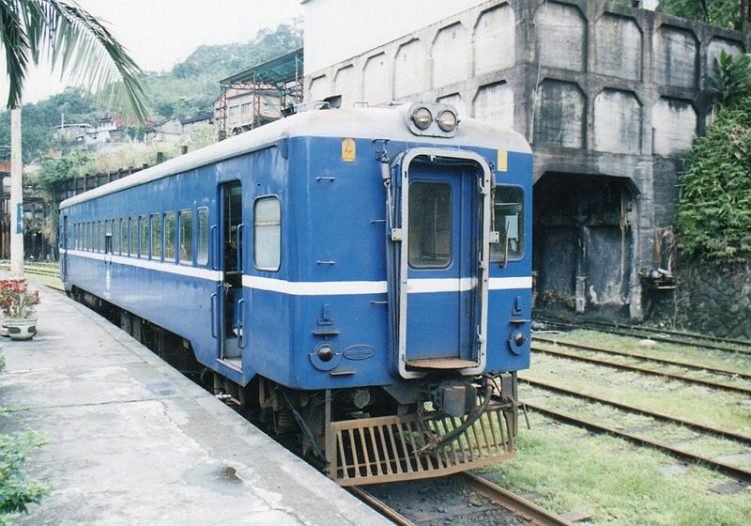 台湾鐵路管理局35DR2303「藍色寶寶」：菁桐1998.01(画角修正版)2ndEnd
