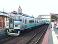 [鉄道][駅][キハ201系][キハ143系]055：札幌行き(右)到着。対向列車はまたキハ201系／石狩太美駅2008.07.25