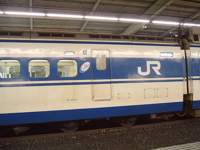 0系・R24編成(21-7037側面)／新神戸駅2004.06