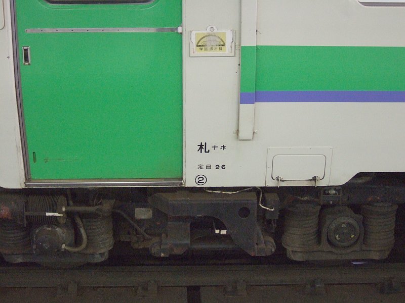 苗穂運転所キハ40-402(札沼線531D)所属区所表示＆台車／札幌駅2008.07.26