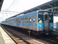 [鉄道][121系][貫通幌]JR四国121系電車(Tc120-1+Mc121-1+121系別編成2両)／多度津駅2006.04