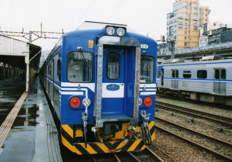 台湾鐵路管理局EMU500形EM558(1)画角修正前：基隆駅1998.01