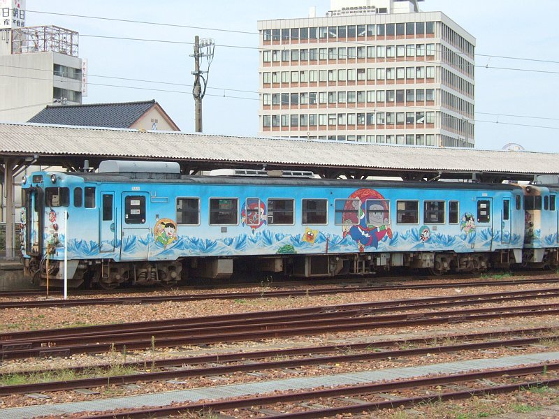 ☆092：氷見線「忍者ハットリ君」塗装キハ40-2135／高岡駅090724