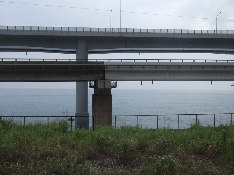 ☆121：北陸本線549M車窓・北陸自動車道海中高架橋／親不知駅090724