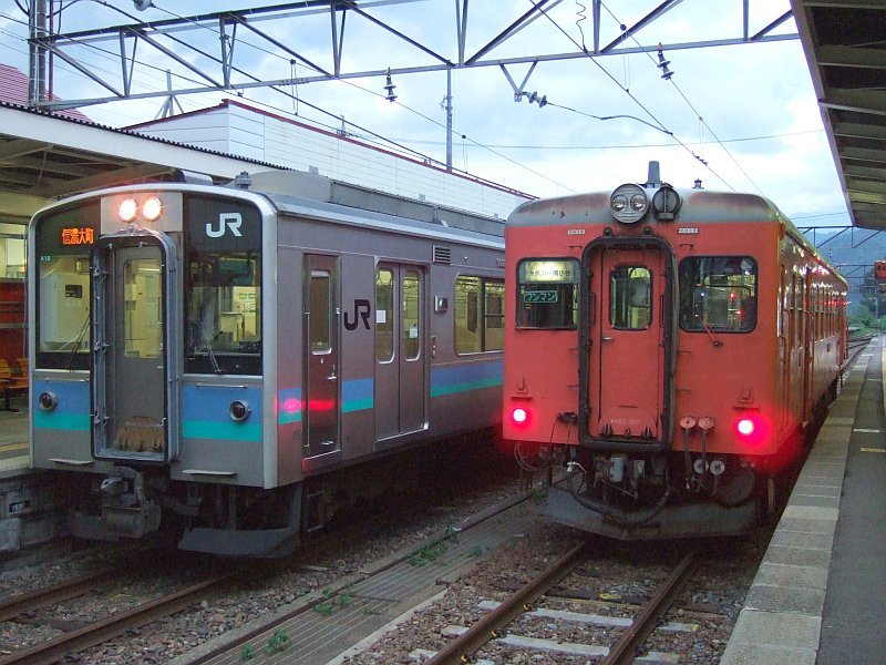 ☆182：(左)南線1348M(McE127-112)/(右)北線435D(キハ52-156)／南小谷駅