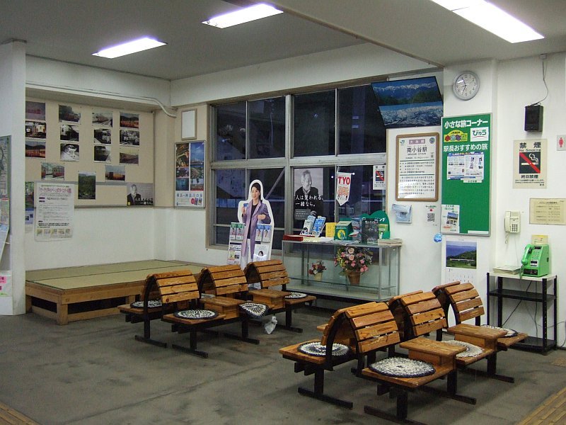 ☆195：JR南小谷駅待合室(改札から出口方面)090724