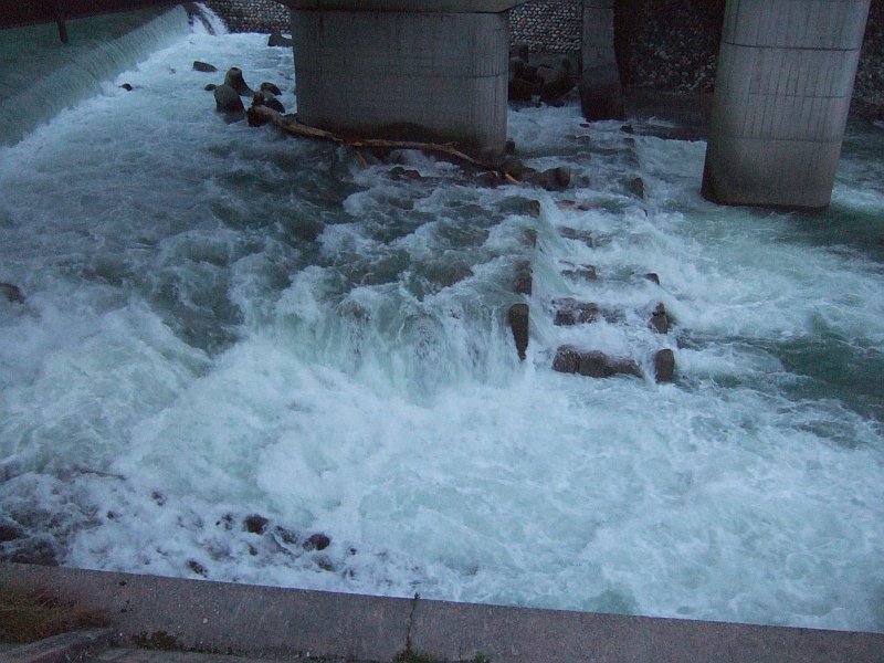 ☆199：南小谷駅前で渦巻く姫川090724