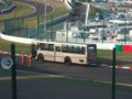 [F1][風景][バス]★081：予選終了後・メディアバス(いすゞLV・IKコーチ)／逆バンク091003