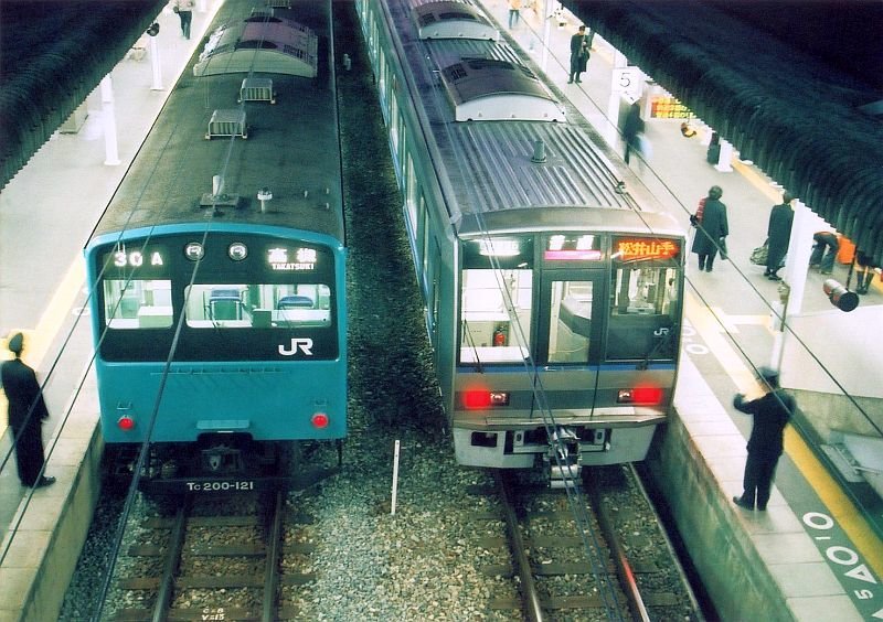 ★JR神戸線　201系と207系の並び 西明石駅 2002.1