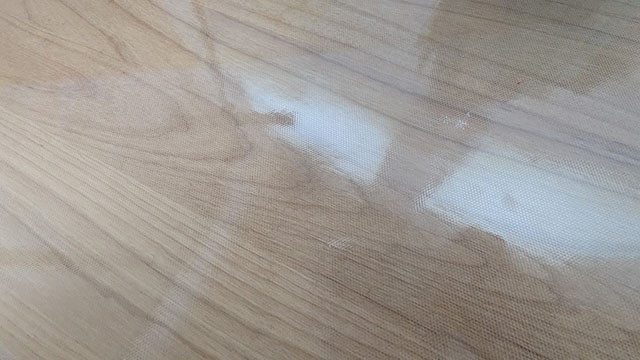 透明なので木目は良く見えます