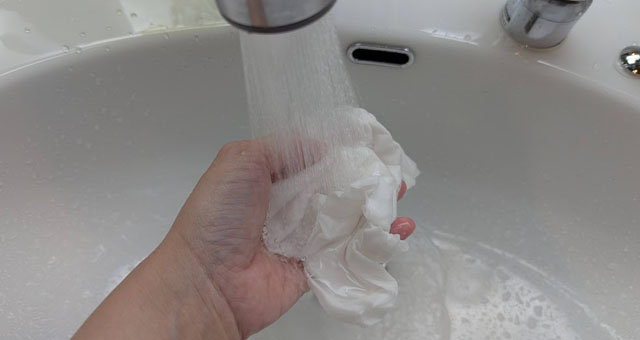 布の糊を落とす