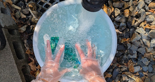 外で水洗い。ビニール手袋は忘れずに。