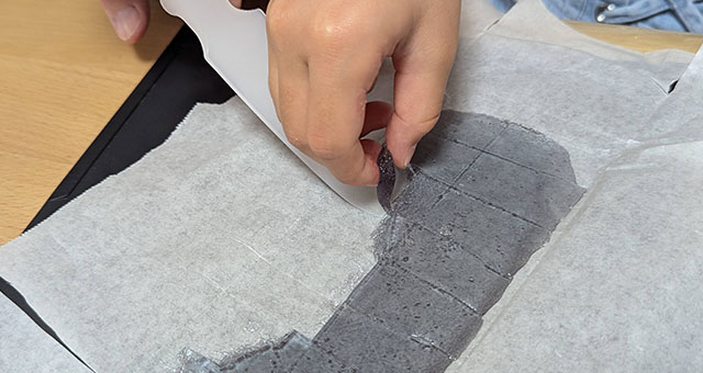 琥珀糖を切っている様子