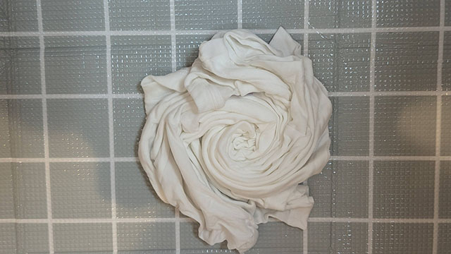 Tシャツを湿らせて、ぐるぐる渦巻き状に巻いている状態