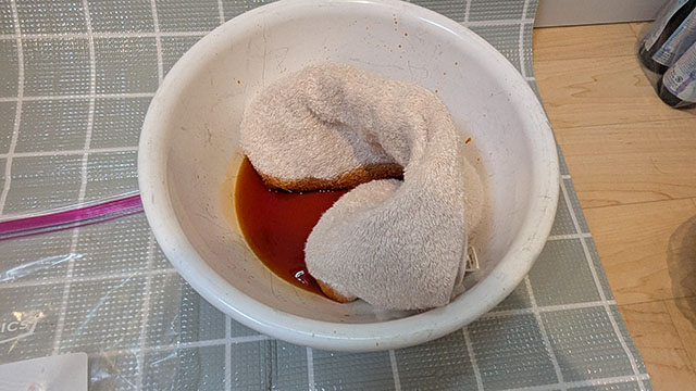 滴り落ちた染料はボロぞうきんに染み込ませて廃棄