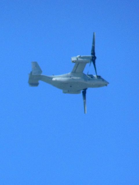 那覇市街地上空を飛ぶオスプレイ