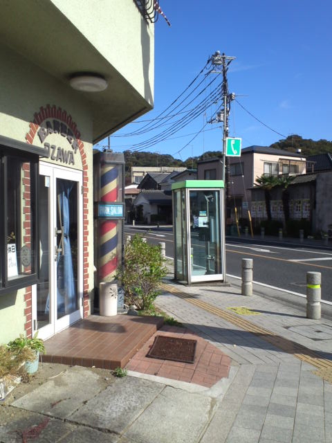 床屋の角、公衆電話