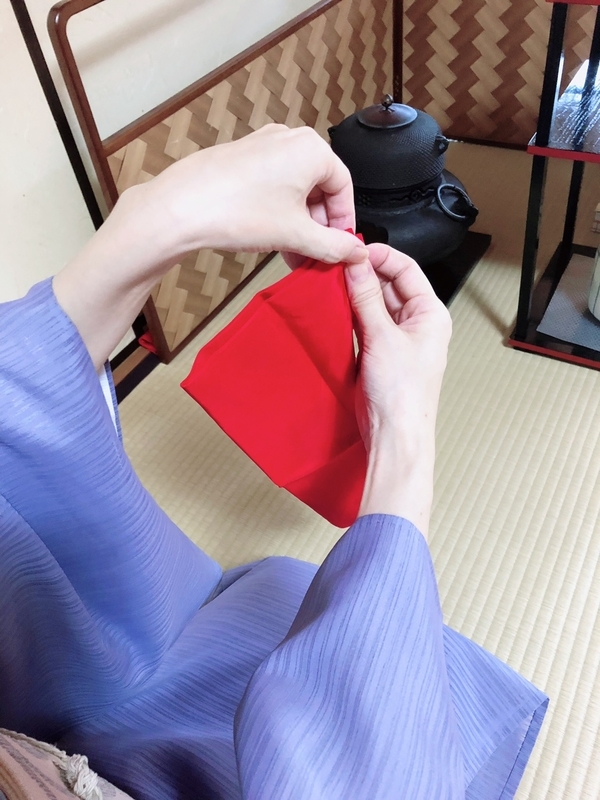 帛紗のたたみ方/懐中の仕方＆腰へのつけ方（裏千家茶道） ミッチとしずばぁばのお茶談義