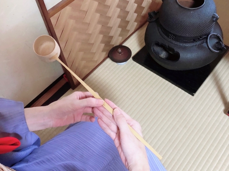 風炉】柄杓の取り方・扱い方／裏千家茶道 - ミッチとしずばぁばのお茶談義