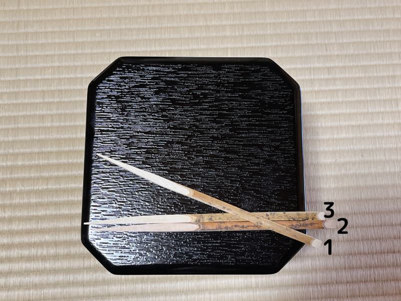 裏千家茶道縁高の扱い方（濃茶点前のお菓子の取り方）