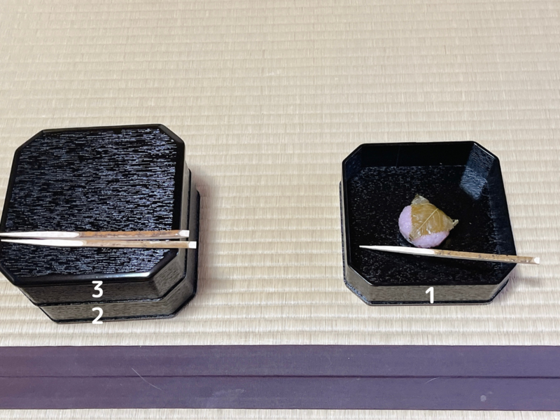 縁高の扱い方・お菓子の入れ方・取り方・黒文字の置き方（裏千家茶道）