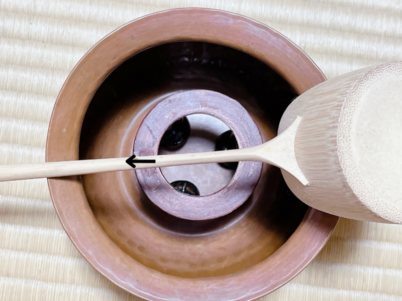 七種の蓋置の扱い方②（五徳・一閑人・栄螺）／裏千家茶道 - ミッチ